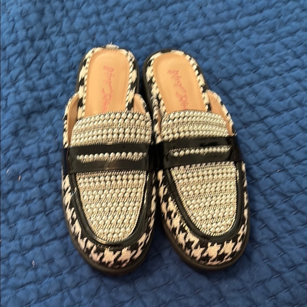 Stylish Black and Cream Women's Loafers